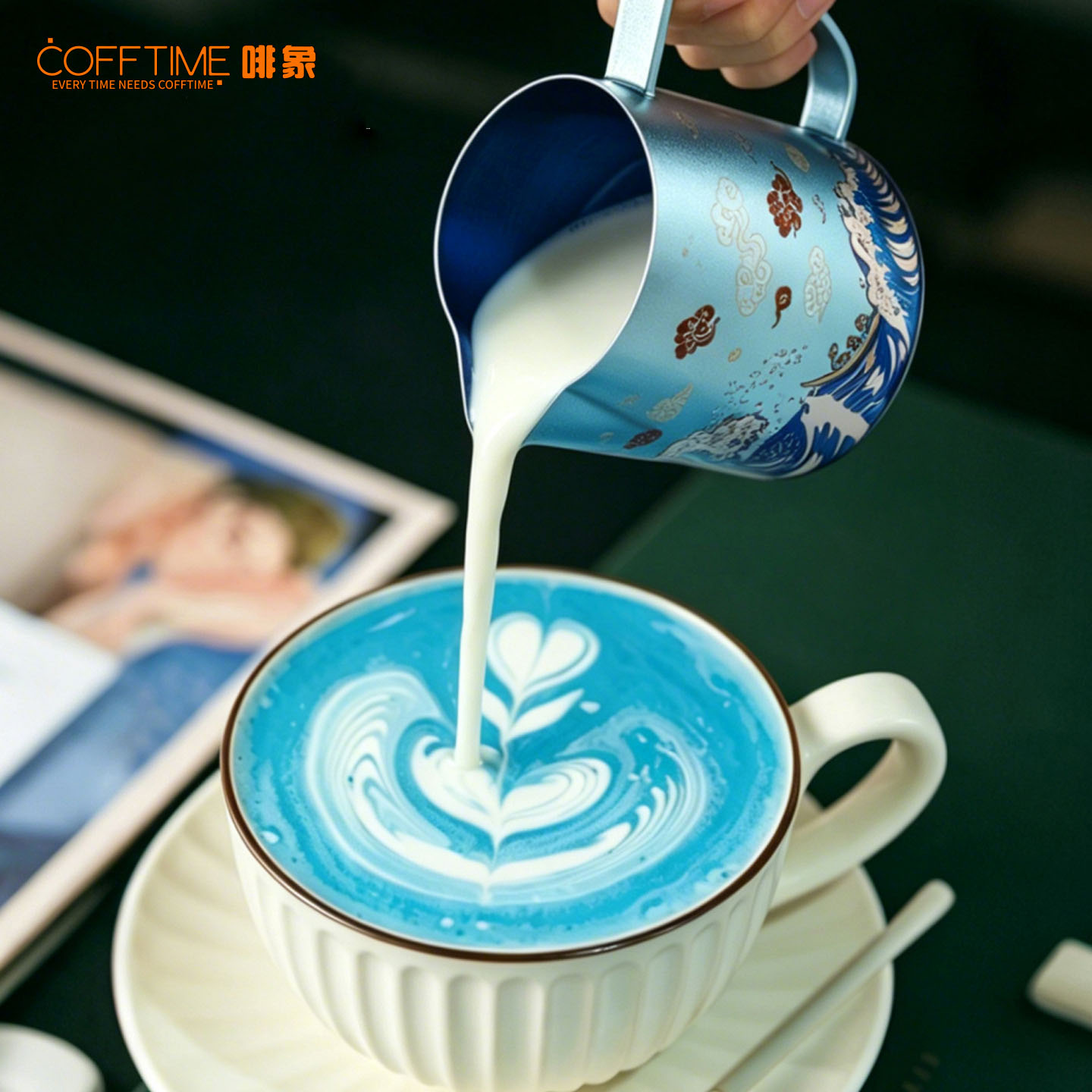 Barista Milk Jug - 600mlの純チタン製ミルクピッチャー。青い波模様が施され、ラテアートに最適。エスプレッソや家庭でのコーヒー作りに使えるプロ仕様のバリスタツール。